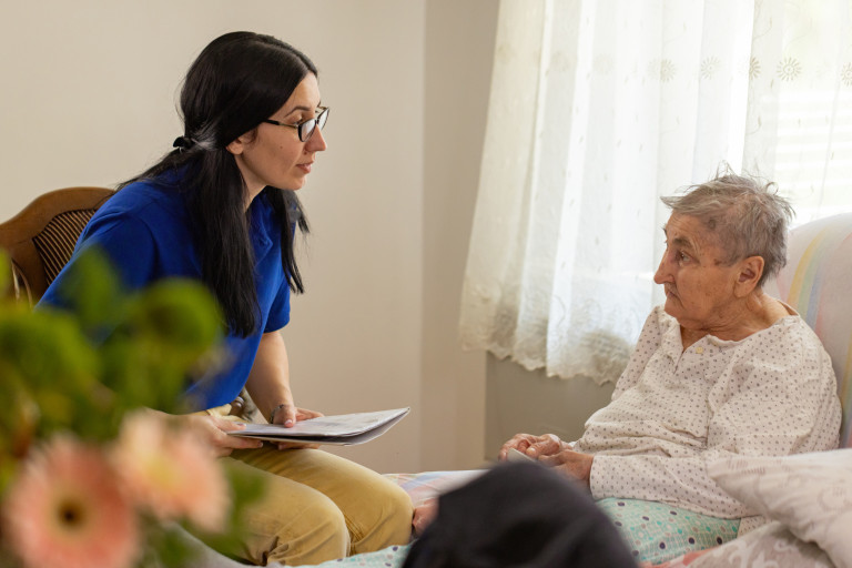 Když jeden nestačí aneb Case management a multidisciplinarita v praxi pečovatelských služeb